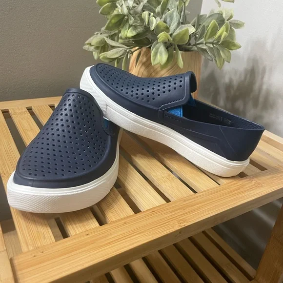 Navy little kids size c12 CROCS - Picture 1 of 8